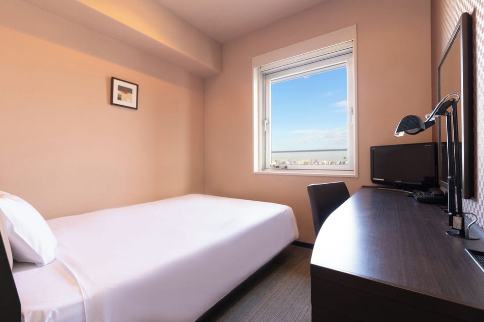 Laptop workspace, free WiFi, bed sheets