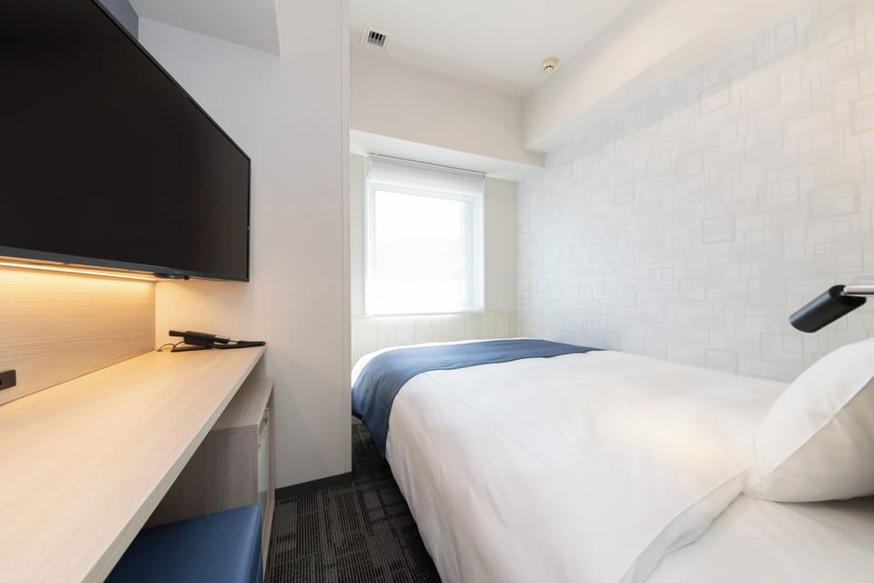 Premium bedding, desk, blackout drapes, free WiFi
