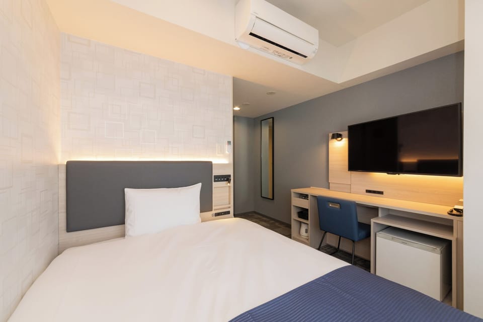 Premium bedding, desk, blackout drapes, free WiFi