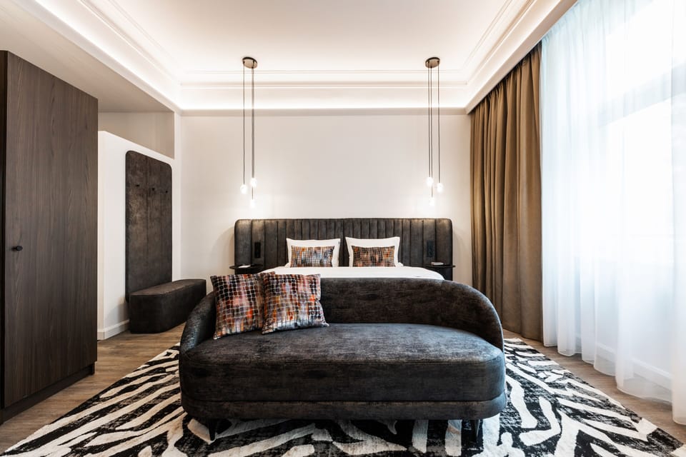Deluxe Suite | Premium bedding, minibar, in-room safe, individually furnished
