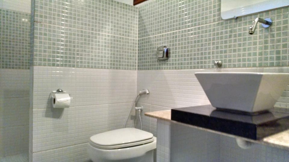 Quádruplo Superior Terreo | Bathroom | Shower, free toiletries, towels