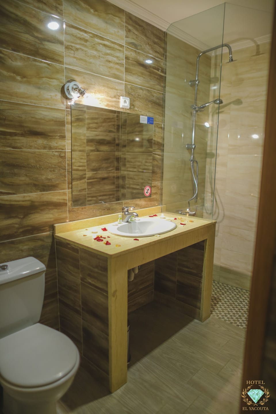 Shower, rainfall showerhead, free toiletries, hair dryer