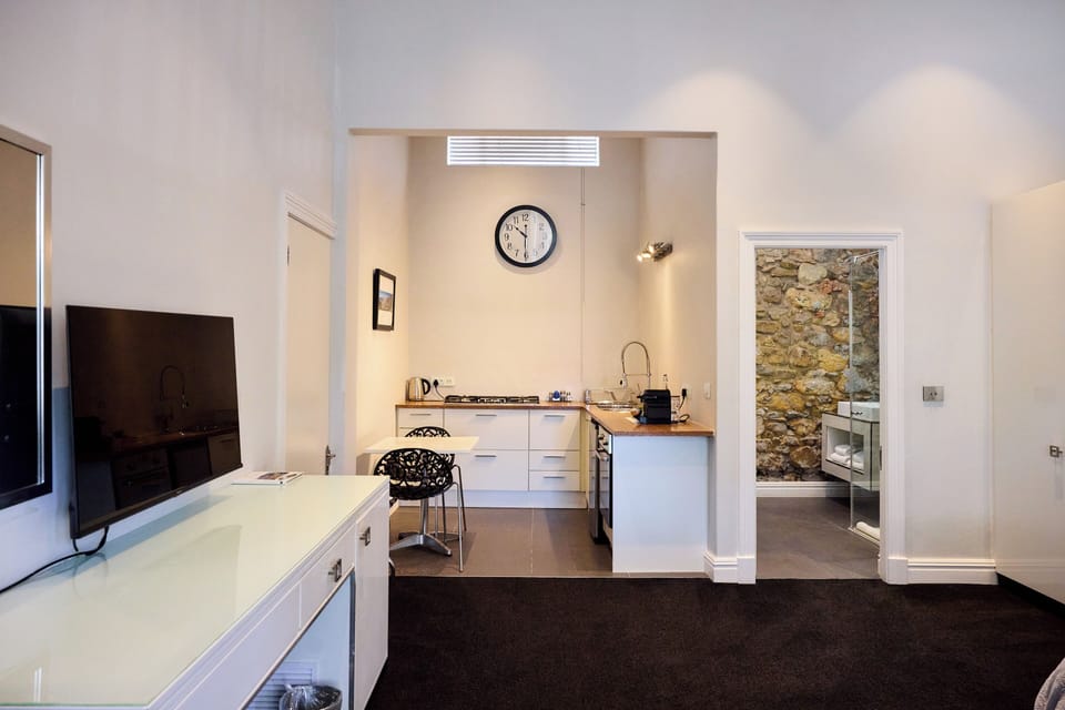 Studio Suite | Private kitchenette | Coffee/tea maker, electric kettle