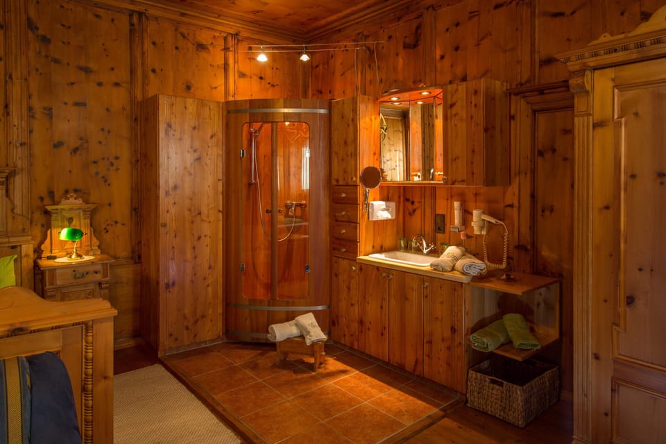 Standard Apartment, 1 Bedroom, Kitchen (Zirbenstube) | Bathroom | Shower, hair dryer, towels, soap