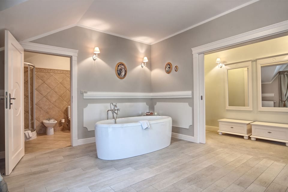 Apartment | Bathroom | Free toiletries, hair dryer, bathrobes, slippers