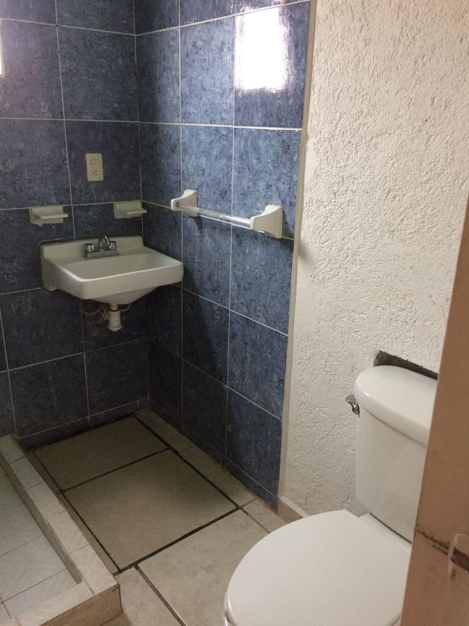 Classic Apartment, Multiple Beds, Non Smoking | Bathroom | Free toiletries, hair dryer (on request), towels