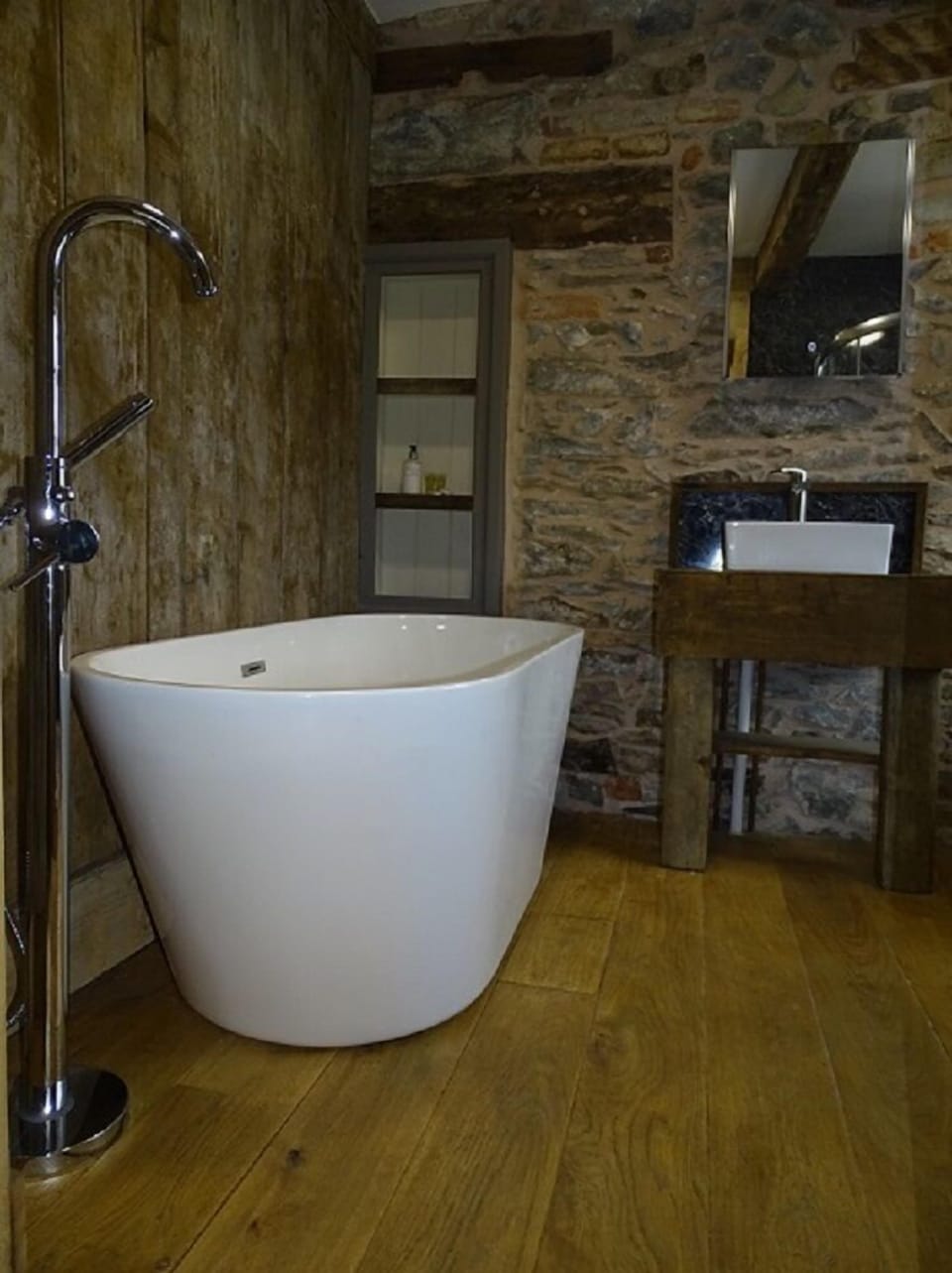 Deluxe Double Room, Bathtub | Bathroom | Free toiletries, hair dryer, towels