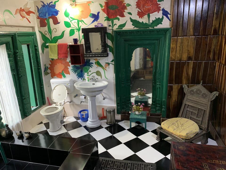 Deluxe Room, 1 Queen Bed, Non Smoking | Bathroom | Shower, rainfall showerhead, free toiletries, towels