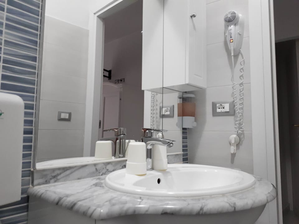 Single Room | Bathroom | Jetted tub, rainfall showerhead, hair dryer, bidet
