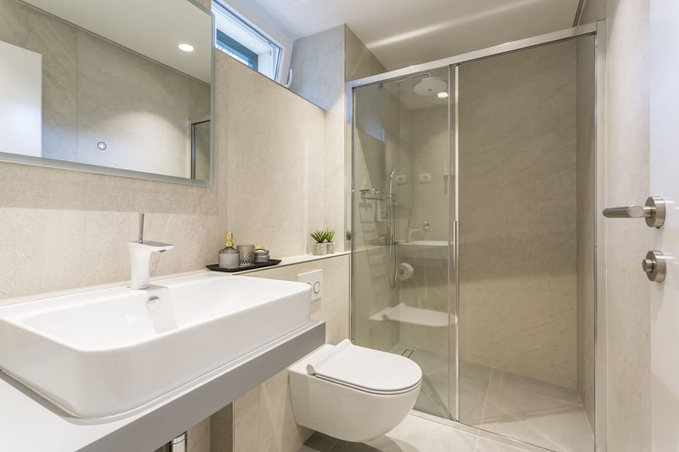 Deluxe Double Room (1) | Bathroom | Shower, free toiletries, hair dryer, towels