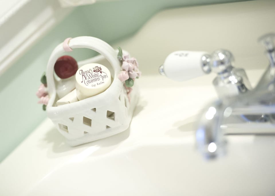 Old Farm | Bathroom amenities | Combined shower/tub, deep soaking tub, free toiletries, towels