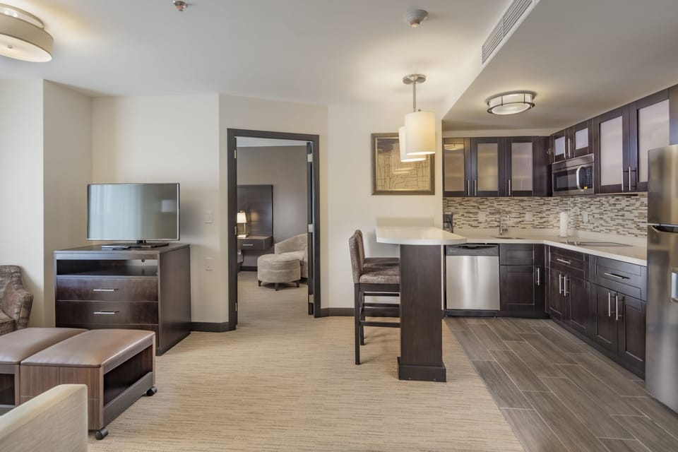 2 bedrooms, in-room safe, desk, iron/ironing board