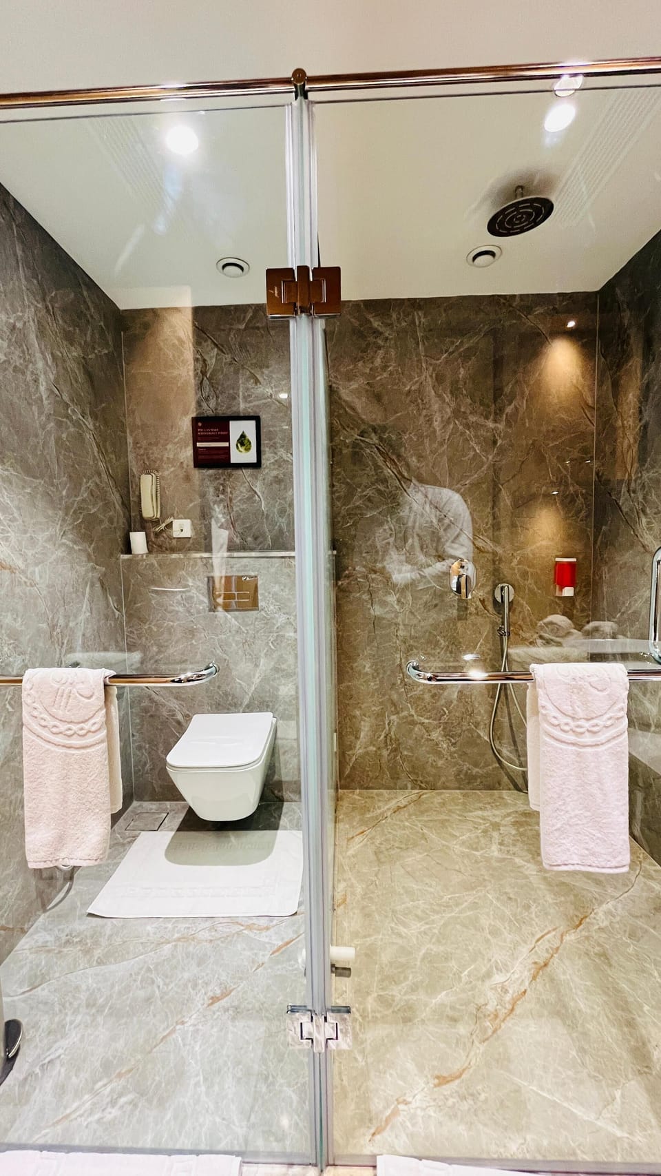 Junior Studio Suite | Bathroom | Shower, slippers