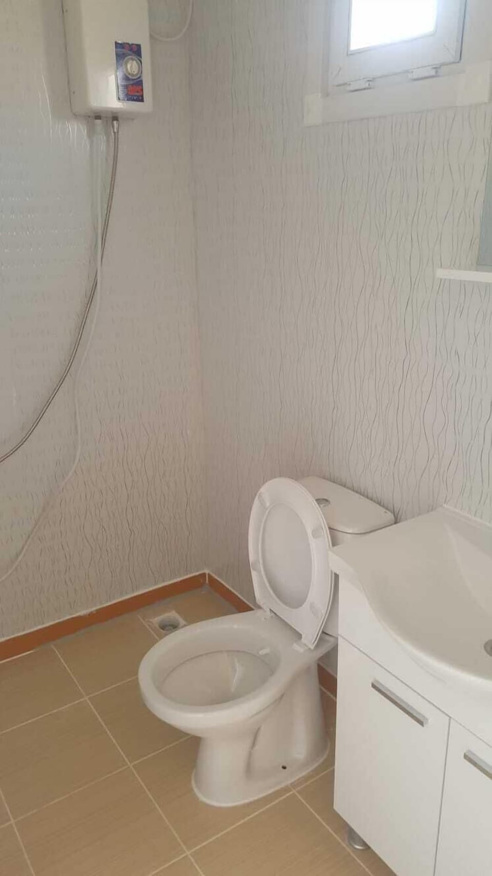 Shower, hydromassage showerhead, free toiletries, hair dryer