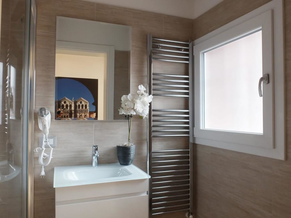 Single Room | Bathroom | Shower, free toiletries, hair dryer, bathrobes