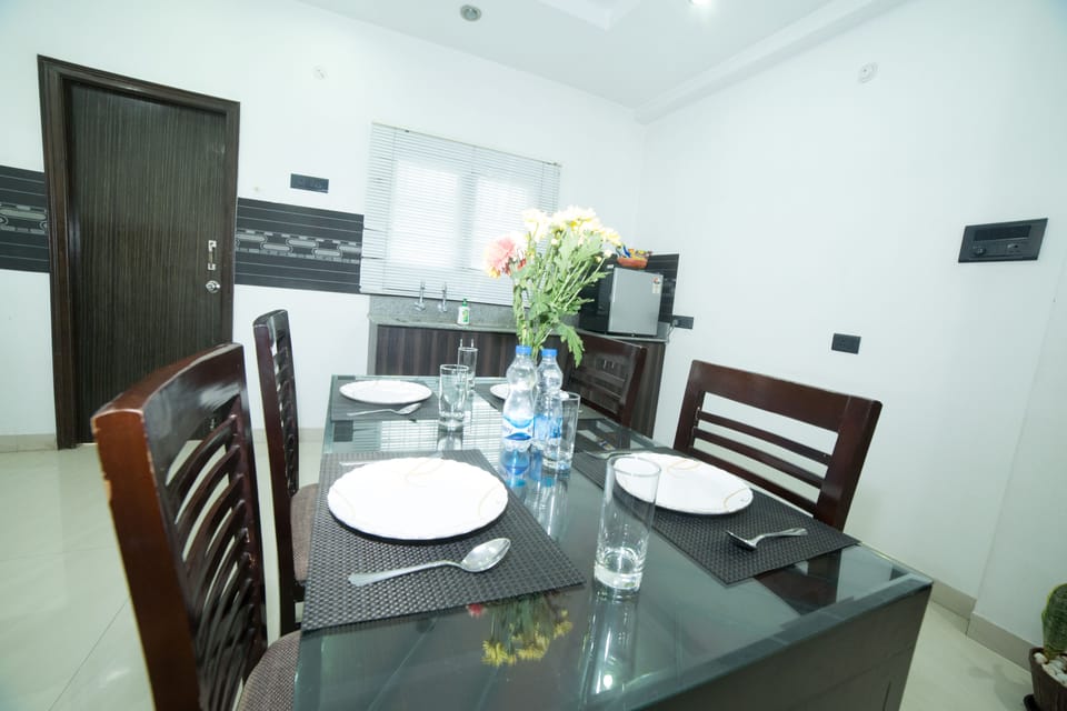 Executive Studio Suite, 1 Double Bed, Non Smoking | Dining