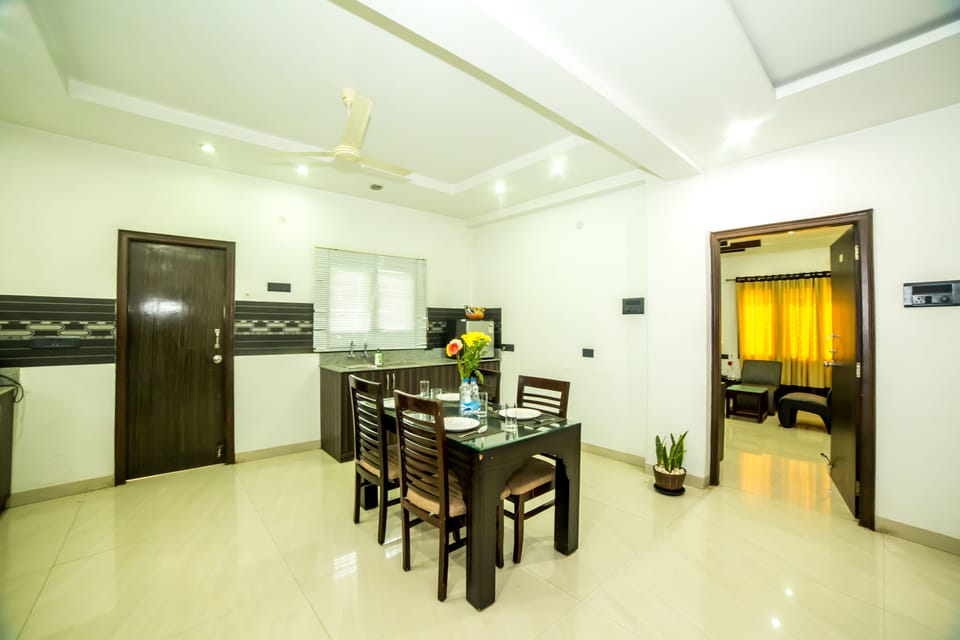 Executive Studio Suite, 1 Double Bed, Non Smoking | In-room dining
