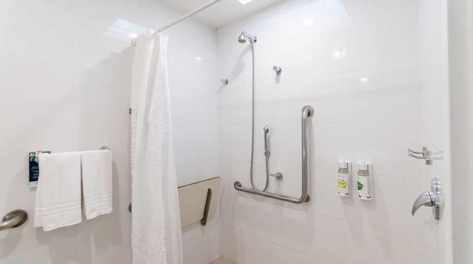 Standard Room, 1 Queen Bed, Accessible | Bathroom | Shower, rainfall showerhead, free toiletries, hair dryer