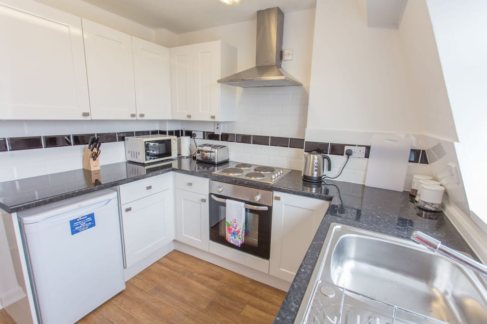 Apartment, 2 Bedrooms | Private kitchen | Full-size fridge, microwave, oven, stovetop