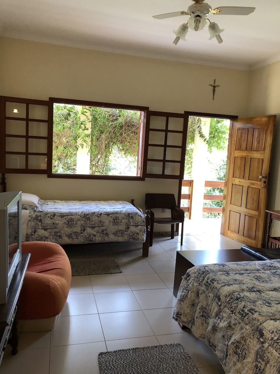 Premium bedding, minibar, free WiFi, bed sheets
