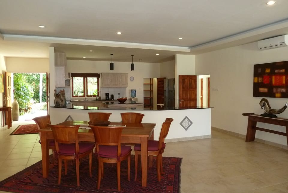 Deluxe Villa, 3 Bedrooms, Sea View, Beachside | In-room dining