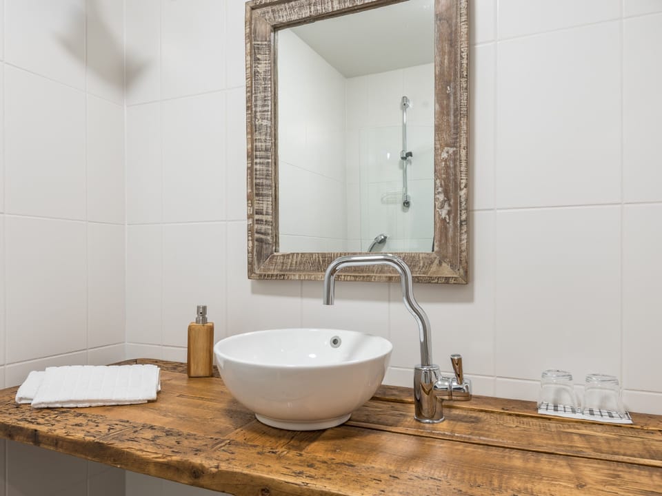 Signature Double Room, 1 Queen Bed, Private Bathroom | Bathroom | Shower, hydromassage showerhead, eco-friendly toiletries, hair dryer