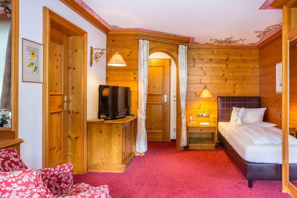 Single Room | Minibar, in-room safe, individually decorated, individually furnished