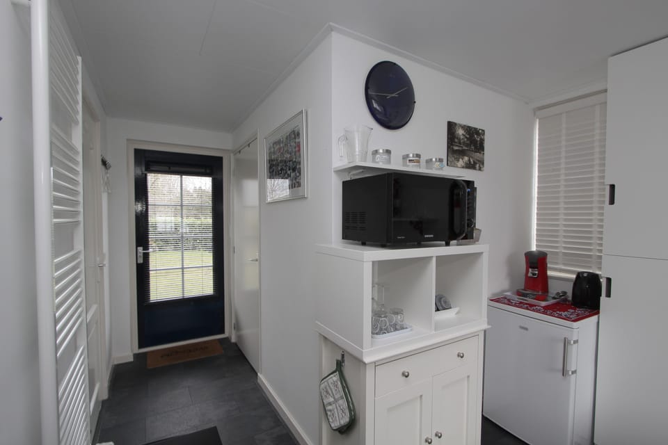 Comfort Studio, 2 Twin Beds, Non Smoking | Private kitchenette | Full-size fridge, microwave, coffee/tea maker, electric kettle