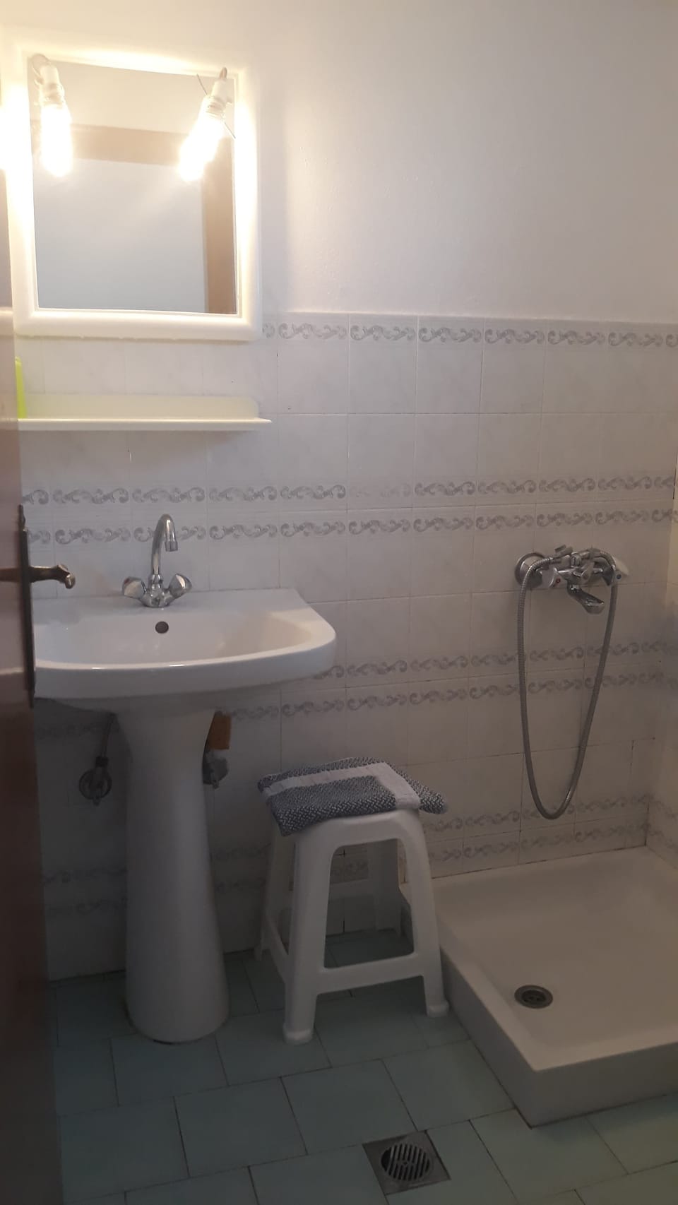 Basic Apartment, Smoking | Bathroom | Shower, hair dryer, towels