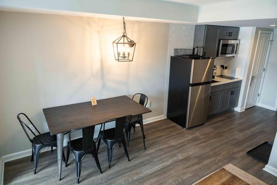 Premium Studio Suite, Kitchenette | In-room dining