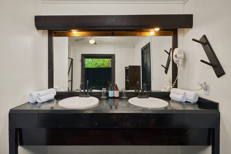 Sunset Beachfront Room | Bathroom | Shower, rainfall showerhead, free toiletries, hair dryer