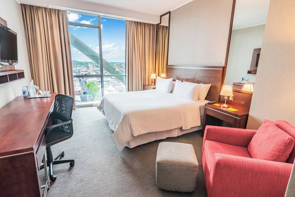 Traditional Room, 1 King Bed | Premium bedding, minibar, in-room safe, desk