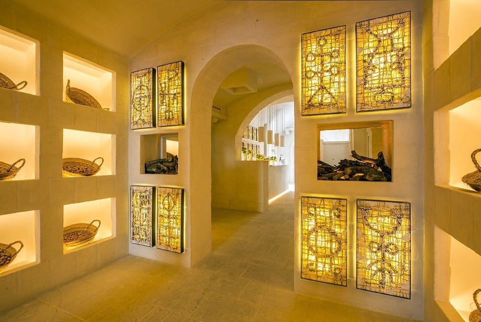 Couples treatment rooms, hot tub, aromatherapy, hot stone massages