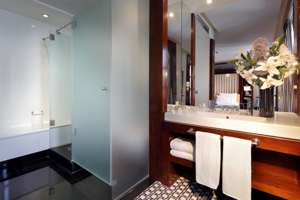 Separate tub and shower, eco-friendly toiletries, hair dryer, towels