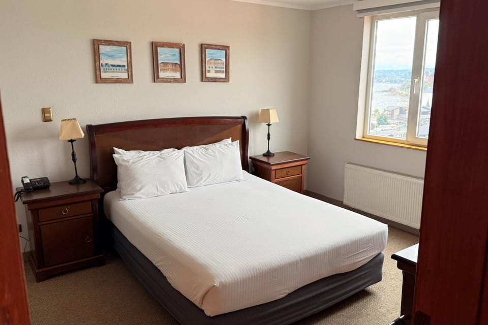Minibar, in-room safe, WiFi (free), bed sheets