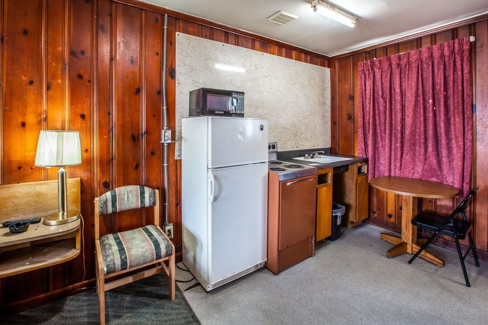 Single Room, 1 Double Bed, Smoking | Individually decorated, desk, laptop workspace, free WiFi