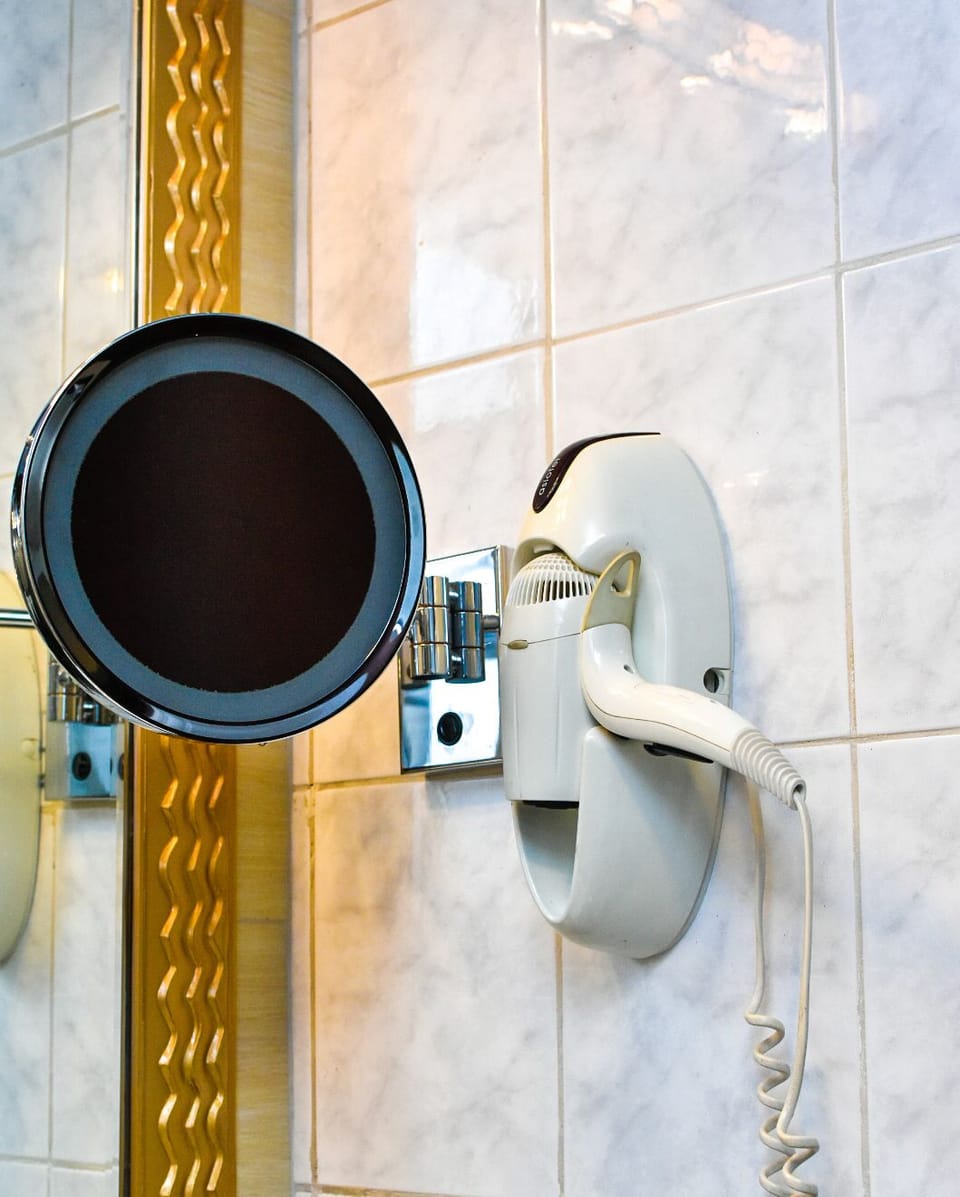 Shower, rainfall showerhead, free toiletries, towels