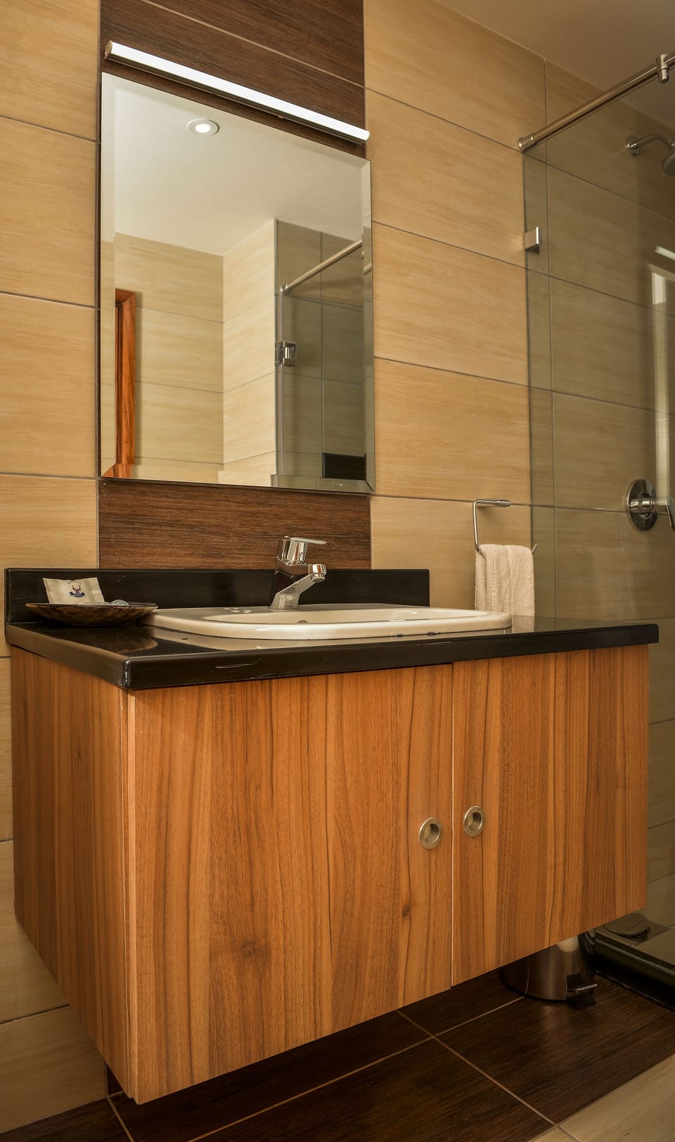 Superior Room, 1 Queen Bed | Bathroom | Shower, rainfall showerhead, free toiletries, towels