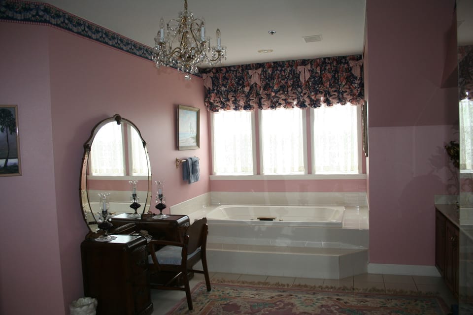 Presidential Studio Suite, 1 King Bed with Sofa bed, Jetted Tub, LakeView Not Pet Friendly(Heavenly) | Jetted tub