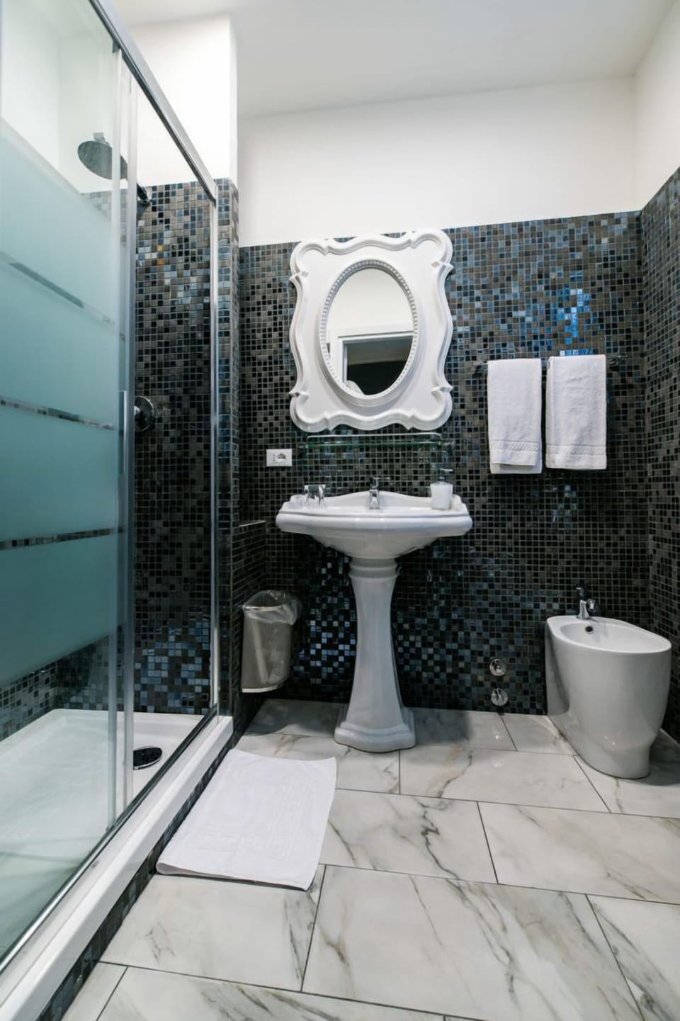 Double Room | Bathroom | Shower, rainfall showerhead, free toiletries, hair dryer
