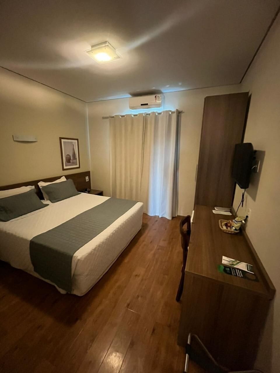 Deluxe Room, 1 King Bed | Minibar, in-room safe, desk, blackout drapes