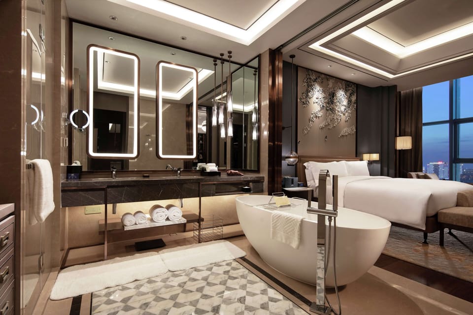 Deluxe Suite, 1 King Bed | Bathroom | Free toiletries, hair dryer, bathrobes, slippers