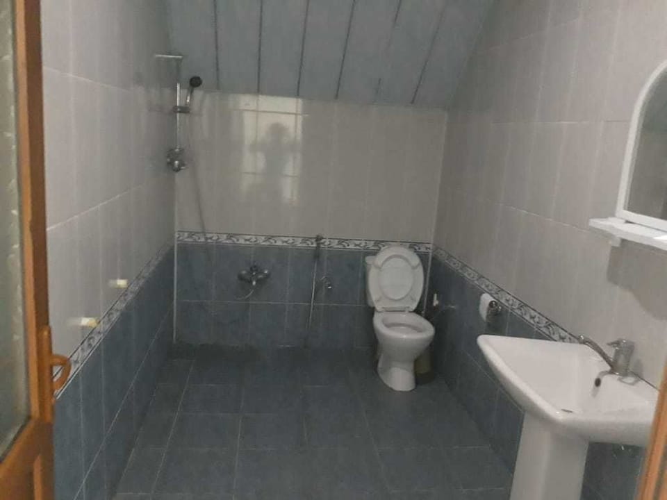 Cottage | Bathroom | Shower, free toiletries, hair dryer, bathrobes