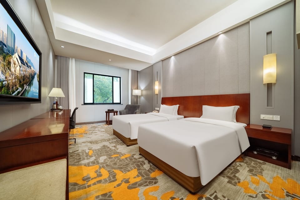 Deluxe Twin Room | Minibar, desk, blackout drapes, soundproofing