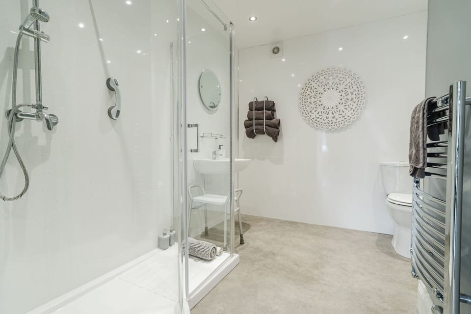 Superior Double Room, Ensuite (Accessible-Ground Floor) | Bathroom