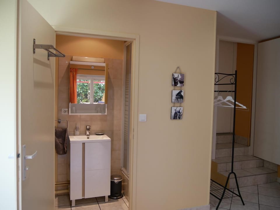Shower, rainfall showerhead, free toiletries, hair dryer