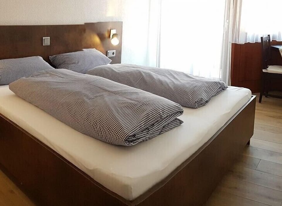 Double Room, Balcony | Hypo-allergenic bedding, individually furnished, desk