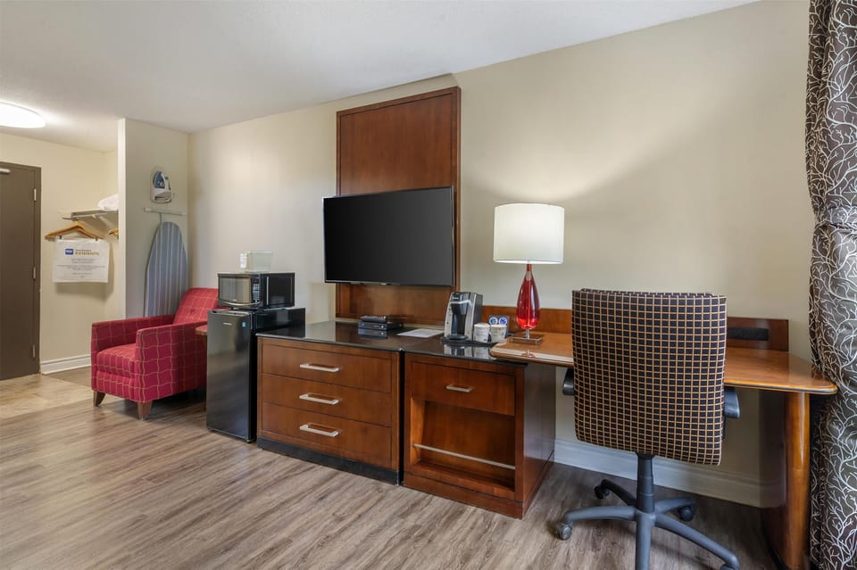 Standard Room, 1 King Bed, Non Smoking, Refrigerator & Microwave | Premium bedding, Select Comfort beds, desk, laptop workspace