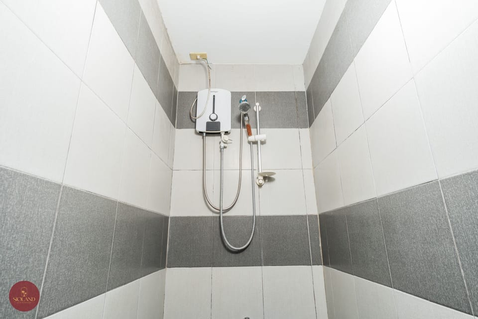 Family Room | Bathroom | Shower, free toiletries, towels