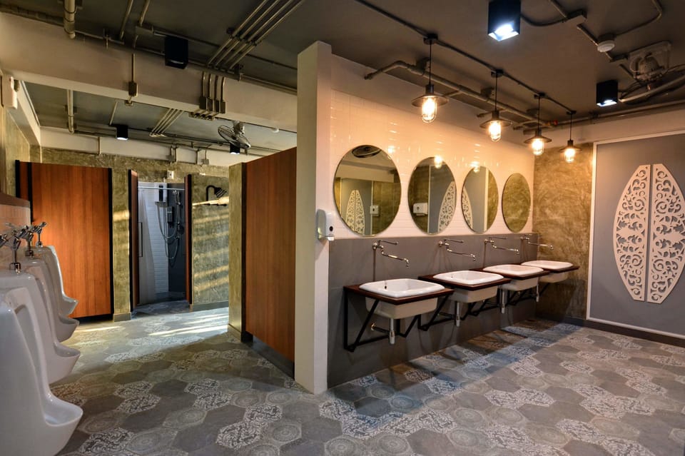 Family Room with Shared Bathroom | Bathroom | Shower, free toiletries, hair dryer, towels